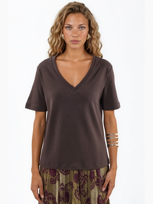 T-shirt de algodão com decote em v de corte regular e cor lisa busem - Kiabi T-shirt de algodão com decote em v de corte regular e cor lisa busem - Kiabi