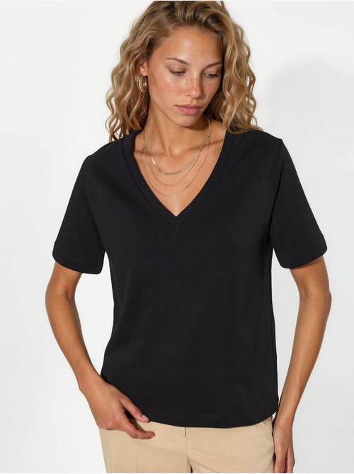 T-shirt de algodão com decote em v de corte regular e cor lisa busem - Kiabi T-shirt de algodão com decote em v de corte regular e cor lisa busem - Kiabi