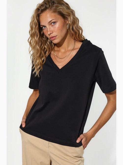 T-shirt de algodão com decote em v de corte regular e cor lisa busem - Kiabi T-shirt de algodão com decote em v de corte regular e cor lisa busem - Kiabi