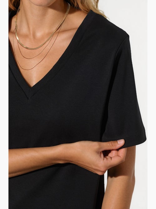 T-shirt de algodão com decote em v de corte regular e cor lisa busem - Kiabi T-shirt de algodão com decote em v de corte regular e cor lisa busem - Kiabi