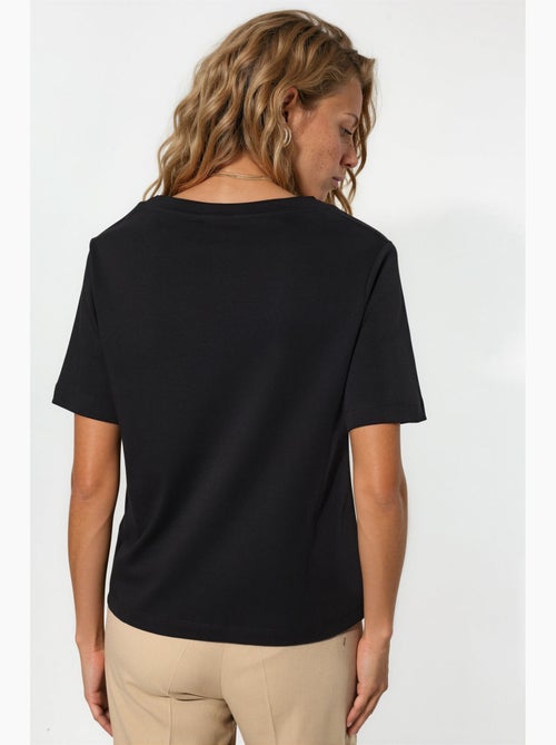 T-shirt de algodão com decote em v de corte regular e cor lisa busem - Kiabi T-shirt de algodão com decote em v de corte regular e cor lisa busem - Kiabi