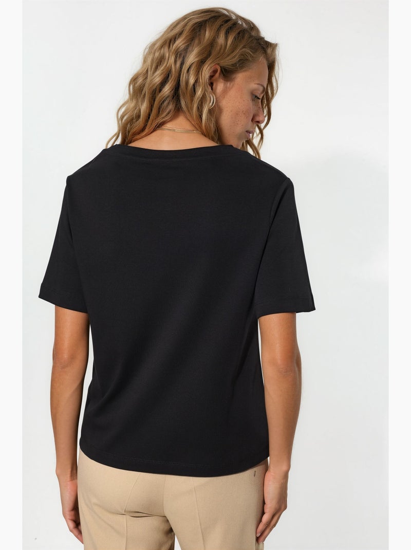 T-shirt de algodão com decote em v de corte regular e cor lisa busem Preto - Kiabi