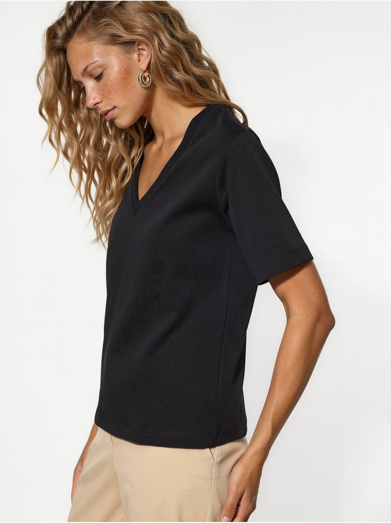 T-shirt de algodão com decote em v de corte regular e cor lisa busem Preto - Kiabi