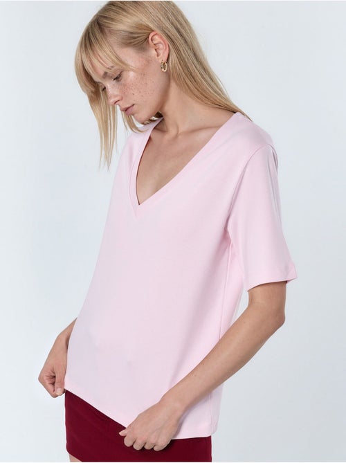T-shirt de algodão com decote em v de corte regular e cor lisa busem - Kiabi T-shirt de algodão com decote em v de corte regular e cor lisa busem - Kiabi