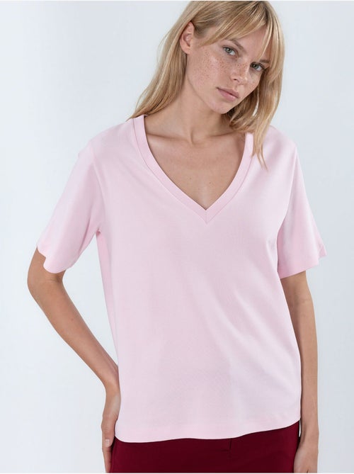 T-shirt de algodão com decote em v de corte regular e cor lisa busem - Kiabi T-shirt de algodão com decote em v de corte regular e cor lisa busem - Kiabi