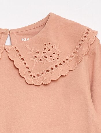 T-shirt de algodão com gola bordada