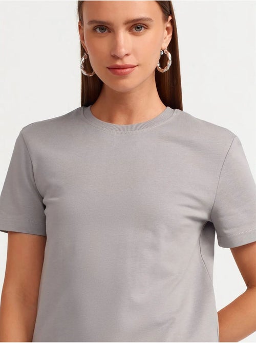 T-shirt de algodão de mulher com decote redondo dilvin - Kiabi T-shirt de algodão de mulher com decote redondo dilvin - Kiabi