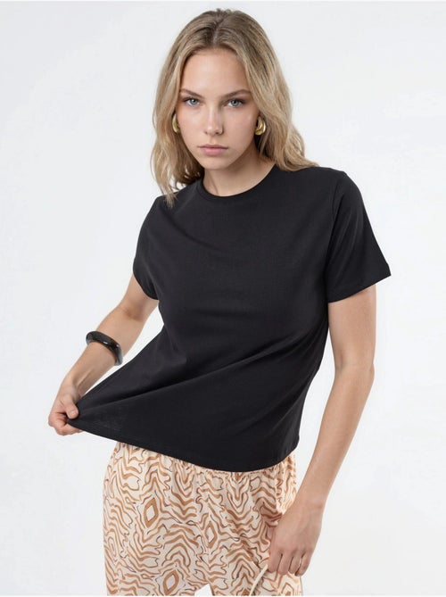 T-shirt de algodão lisa com gola redonda busem - Kiabi T-shirt de algodão lisa com gola redonda busem - Kiabi