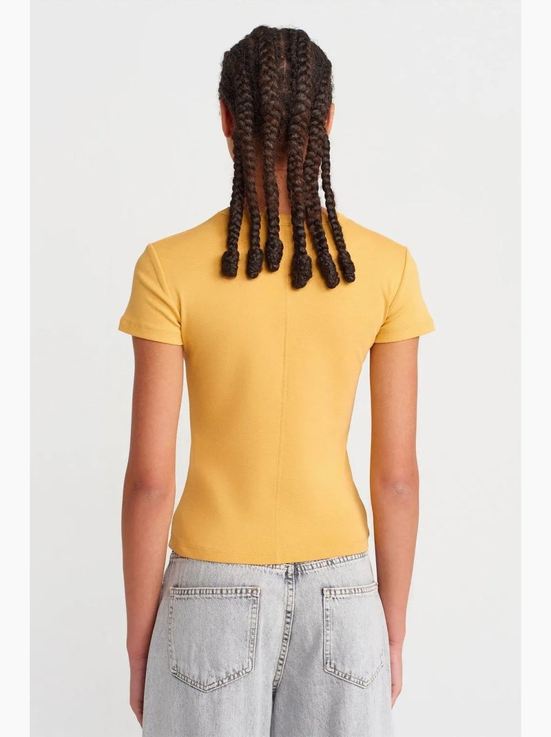T-shirt de algodão slim fit com decote em v dilvin Âmbar - Kiabi