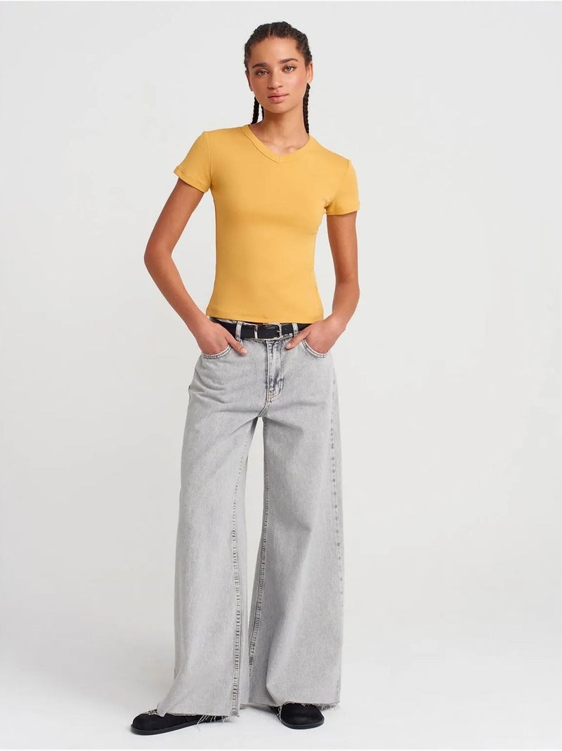 T-shirt de algodão slim fit com decote em v dilvin Âmbar - Kiabi