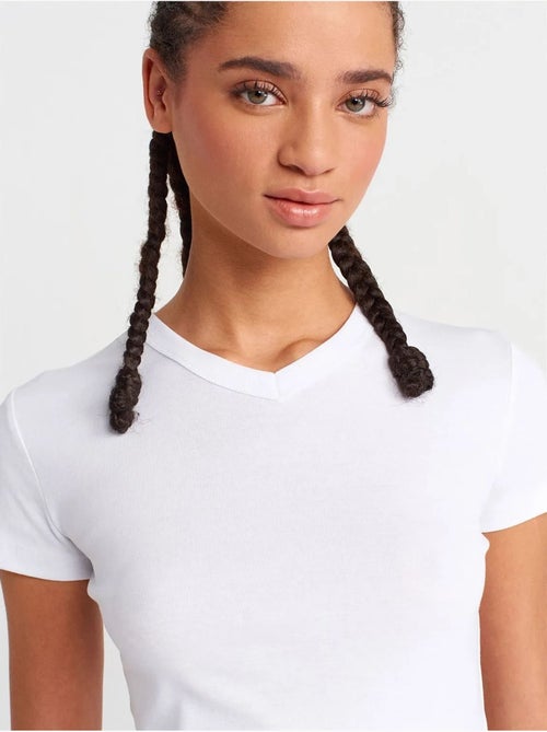 T-shirt de algodão slim fit com decote em v dilvin - Kiabi T-shirt de algodão slim fit com decote em v dilvin - Kiabi