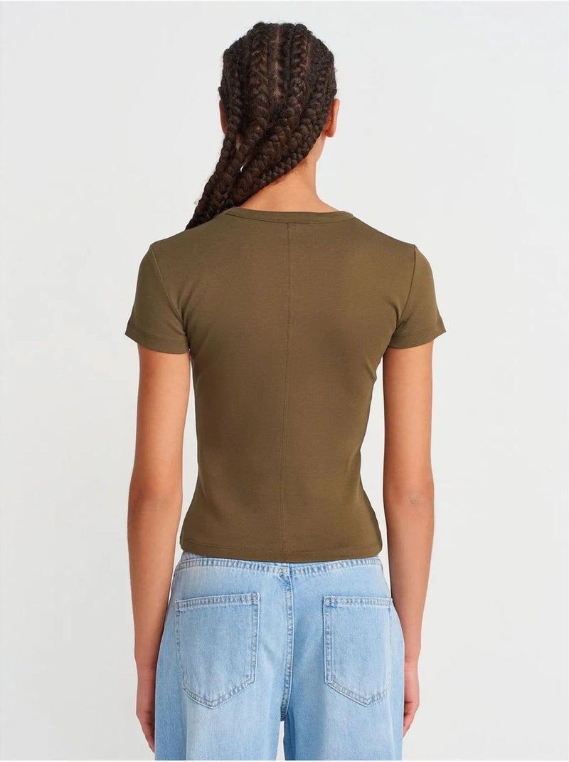 T-shirt de algodão slim fit com decote em v dilvin Cáqui - Kiabi
