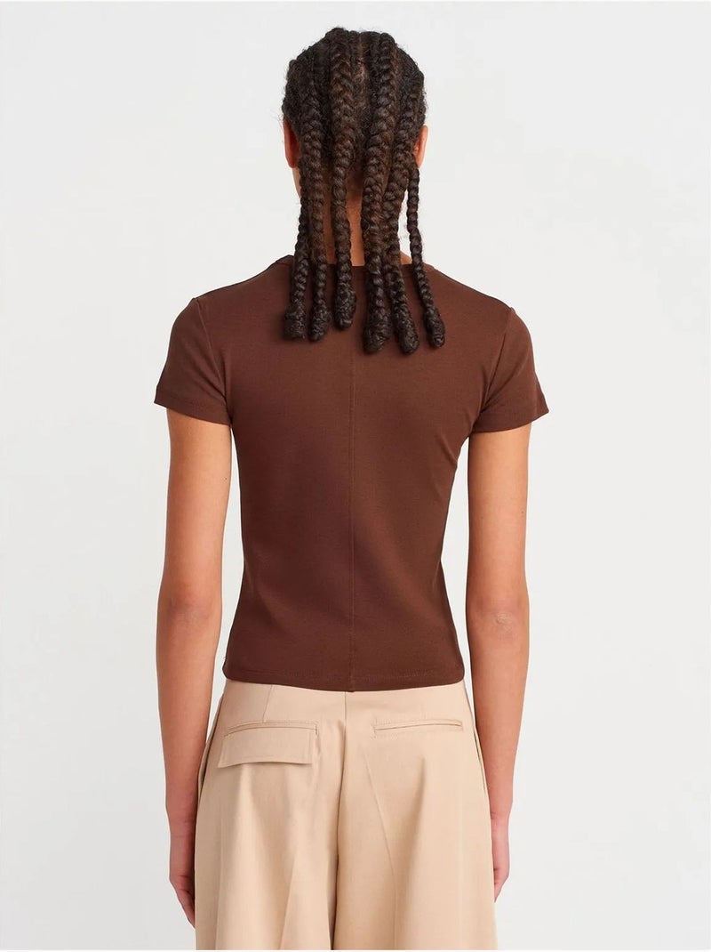 T-shirt de algodão slim fit com decote em v dilvin Castanho-chocolate - Kiabi