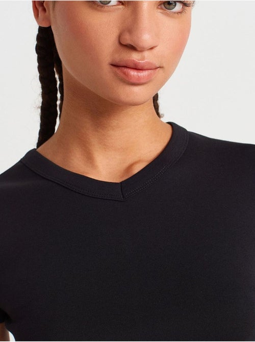 T-shirt de algodão slim fit com decote em v dilvin - Kiabi