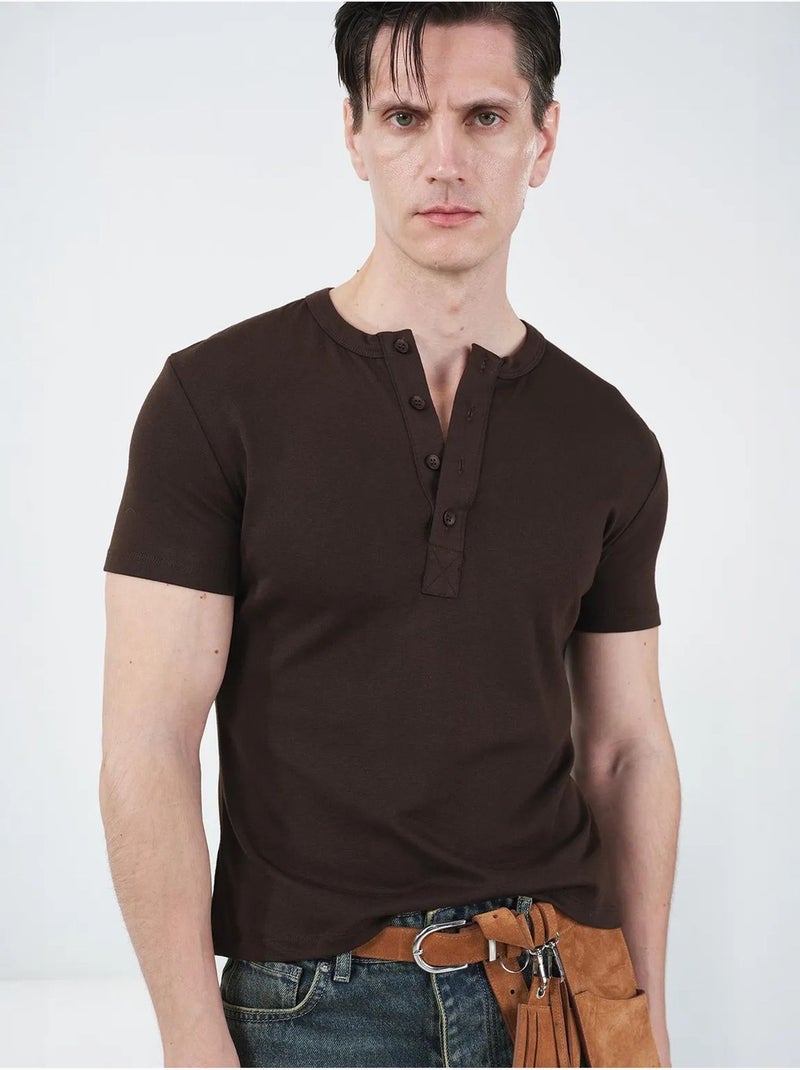 T-shirt de algodão slim fit com decote redondo e detalhe de botões giesto Castanho - Kiabi