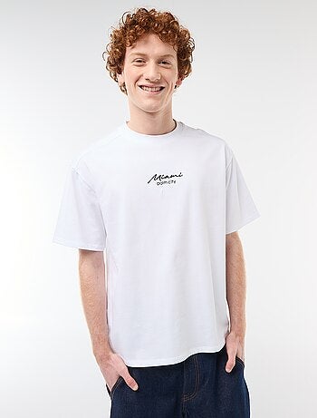 T-shirt de gola redonda com bordado contrastante