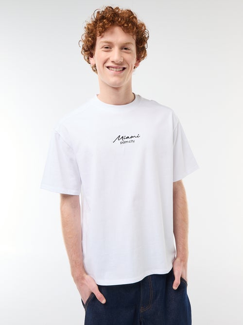 T-shirt de gola redonda com bordado contrastante - Kiabi