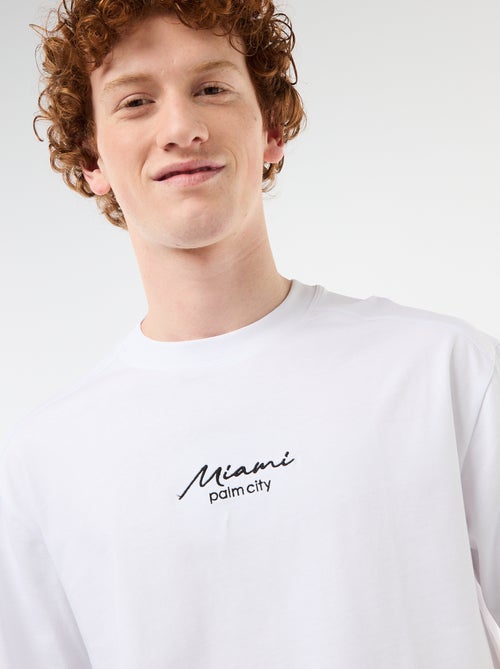 T-shirt de gola redonda com bordado contrastante - Kiabi