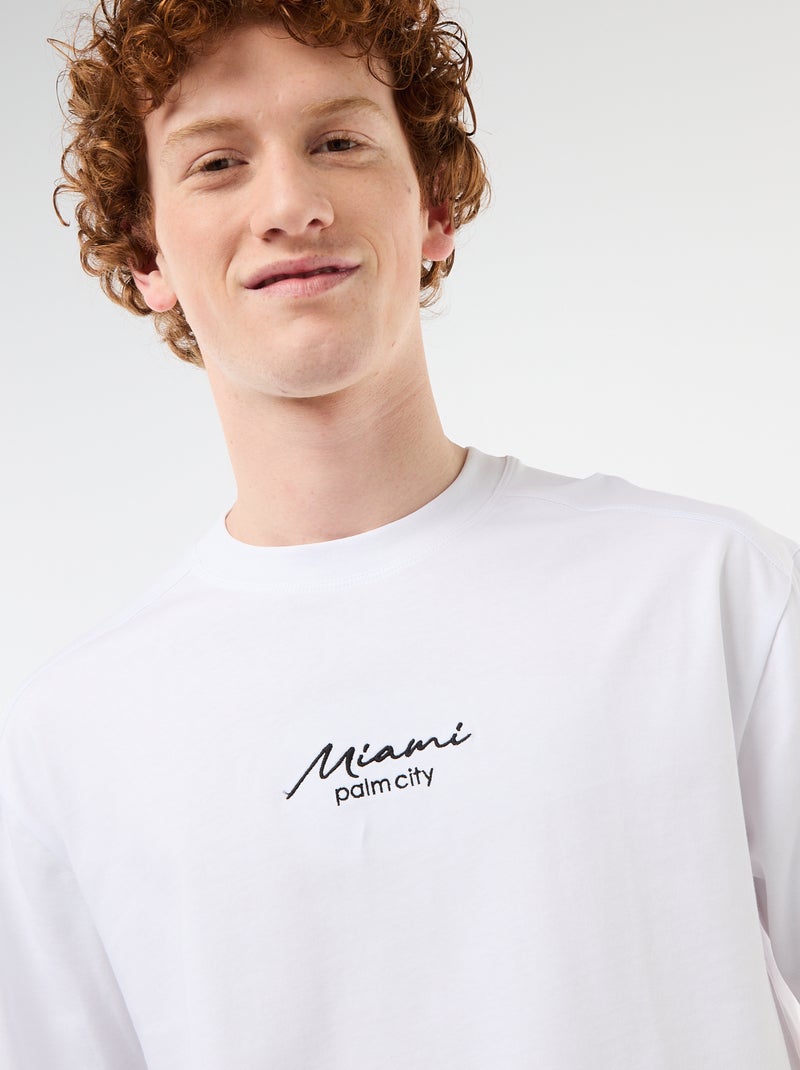 T-shirt de gola redonda com bordado contrastante Branco - Kiabi