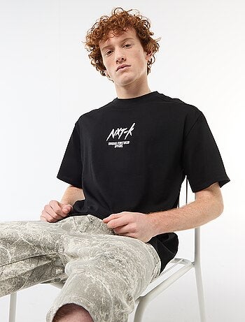 T-shirt de gola redonda com bordado contrastante