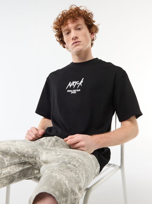 T-shirt de gola redonda com bordado contrastante - Kiabi