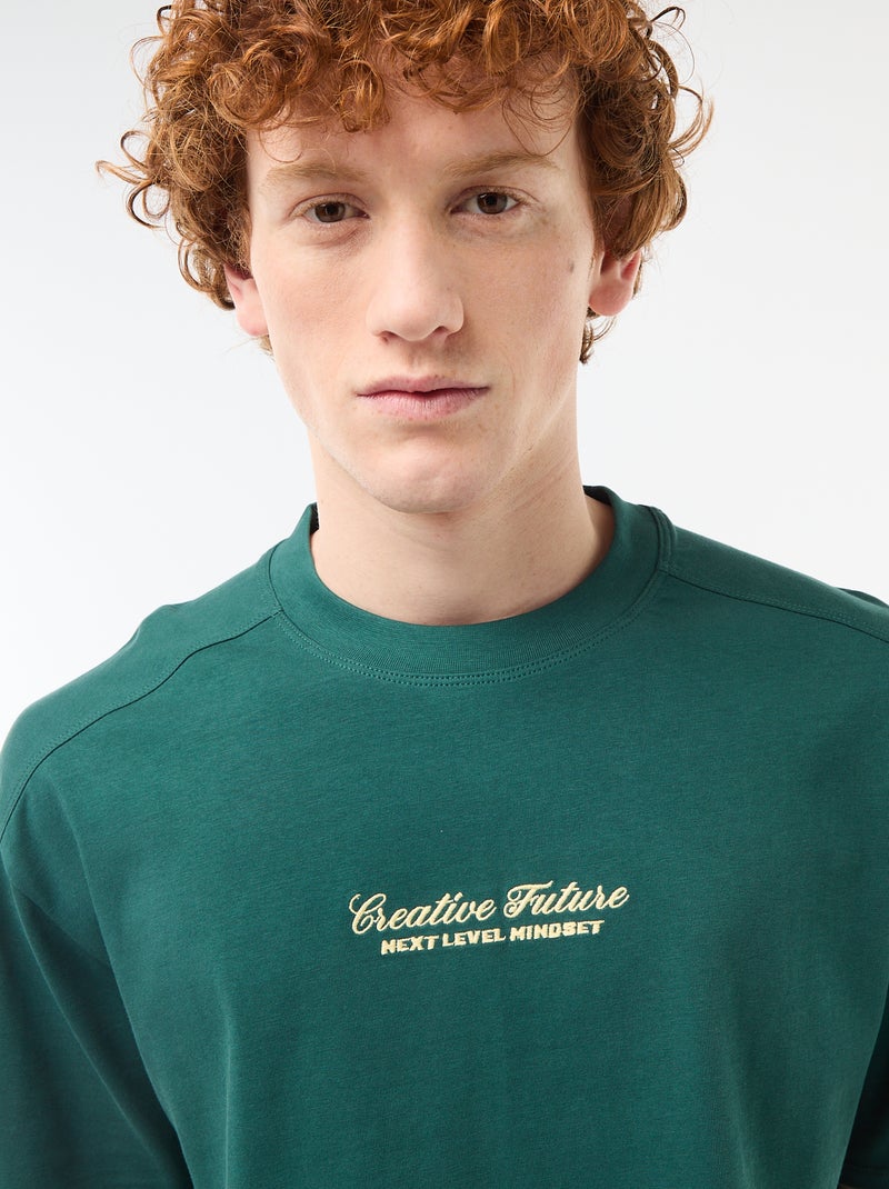 T-shirt de gola redonda com bordado contrastante Verde - Kiabi