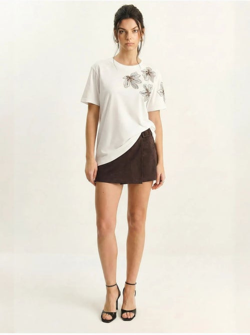 T-shirt de gola redonda com bordado floral lucci - Kiabi T-shirt de gola redonda com bordado floral lucci - Kiabi