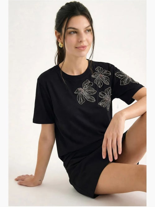 T-shirt de gola redonda com bordado floral lucci - Kiabi T-shirt de gola redonda com bordado floral lucci - Kiabi