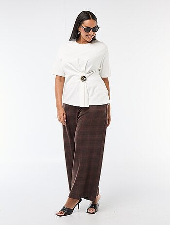 T-shirt de gola redonda drapeada com bijuteria