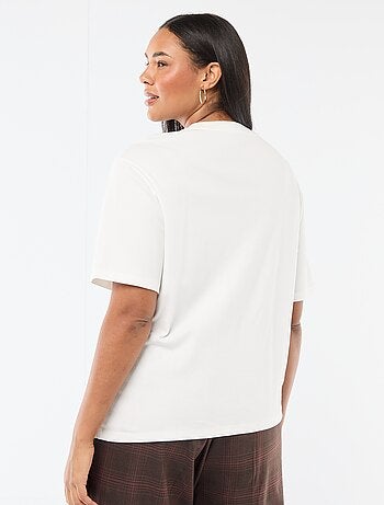 T-shirt de gola redonda drapeada com bijuteria