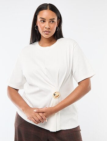 T-shirt de gola redonda drapeada com bijuteria