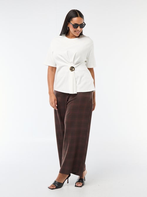 T-shirt de gola redonda drapeada com bijuteria - Kiabi