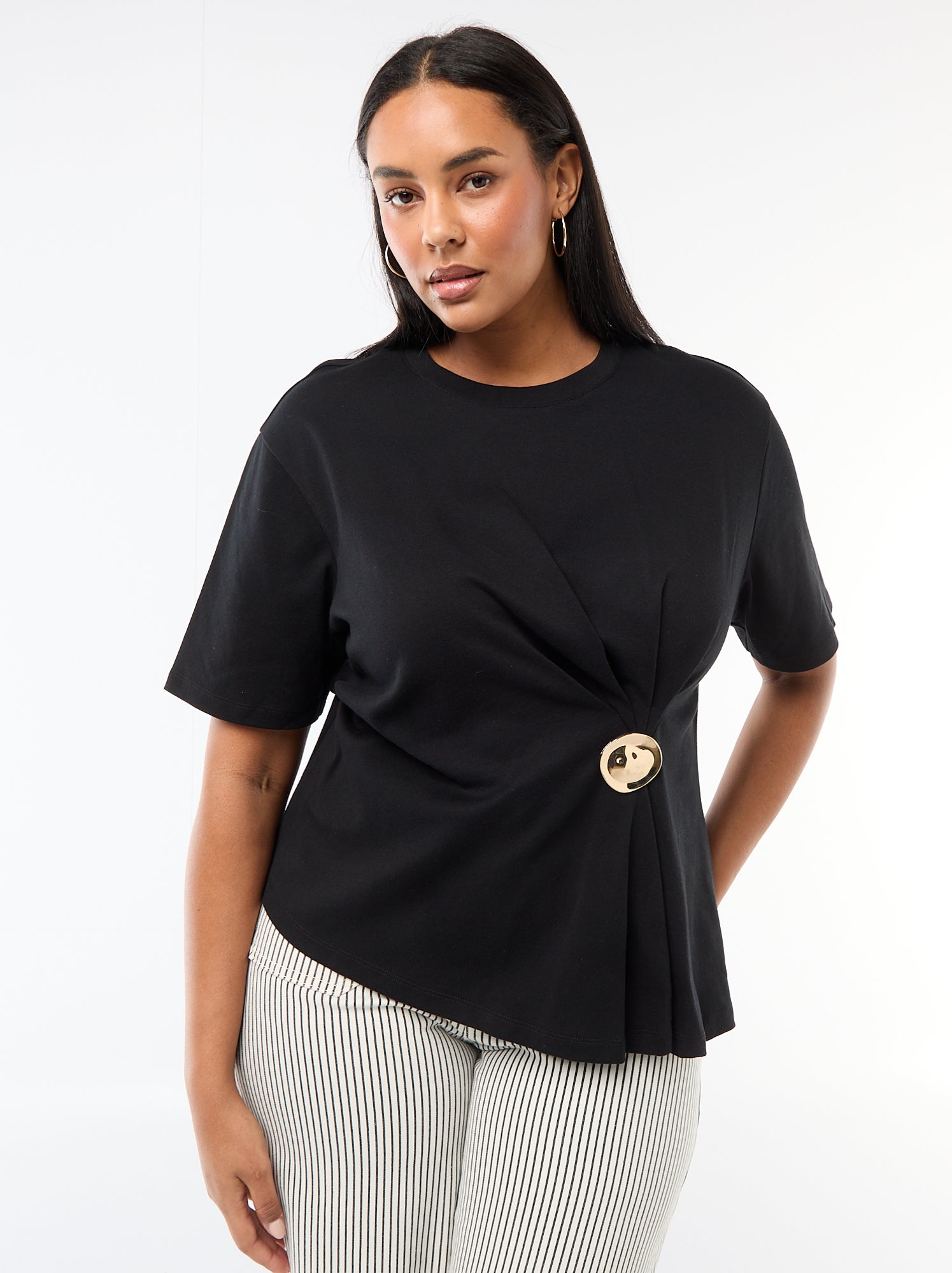 T-shirt de gola redonda drapeada com bijuteria