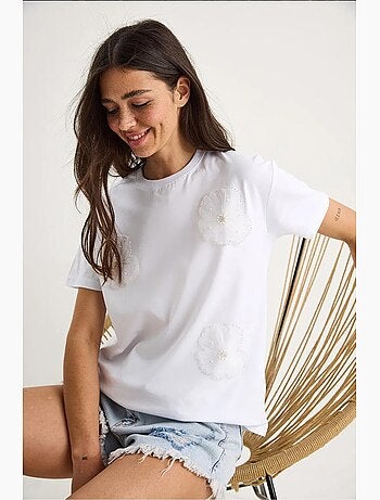 T-shirt de gola redonda e manga curta com acessório floral lucci