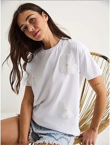 T-shirt de gola redonda e manga curta com acessório floral lucci