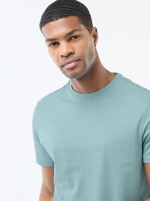 T-shirt de homem em algodão com gola redonda lisa - Kiabi T-shirt de homem em algodão com gola redonda lisa - Kiabi