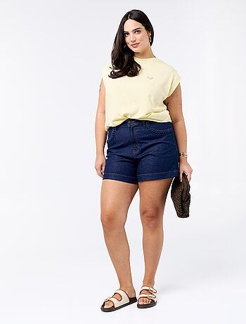 T-shirt de jérsei sem mangas com pequeno bordado no peito