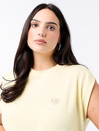 T-shirt de jérsei sem mangas com pequeno bordado no peito