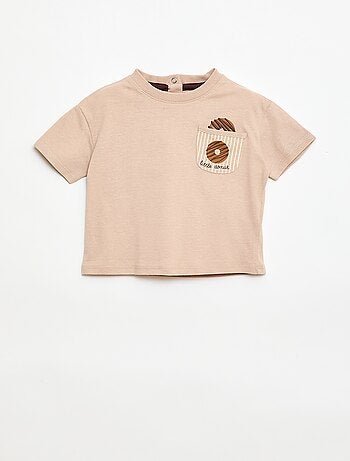 T-shirt de malha de manga curta com bolso no peito estampado