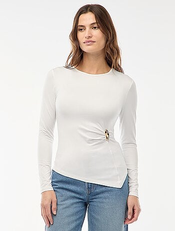 T-shirt de manga comprida com detalhe de bijuteria dourada frontal com efeito torcido