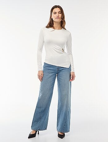 T-shirt de manga comprida com detalhe de bijuteria dourada frontal com efeito torcido