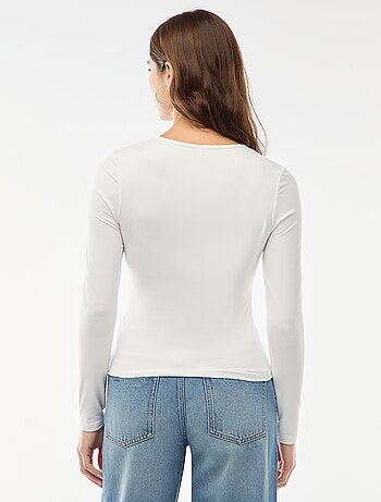 T-shirt de manga comprida com detalhe de bijuteria dourada frontal com efeito torcido