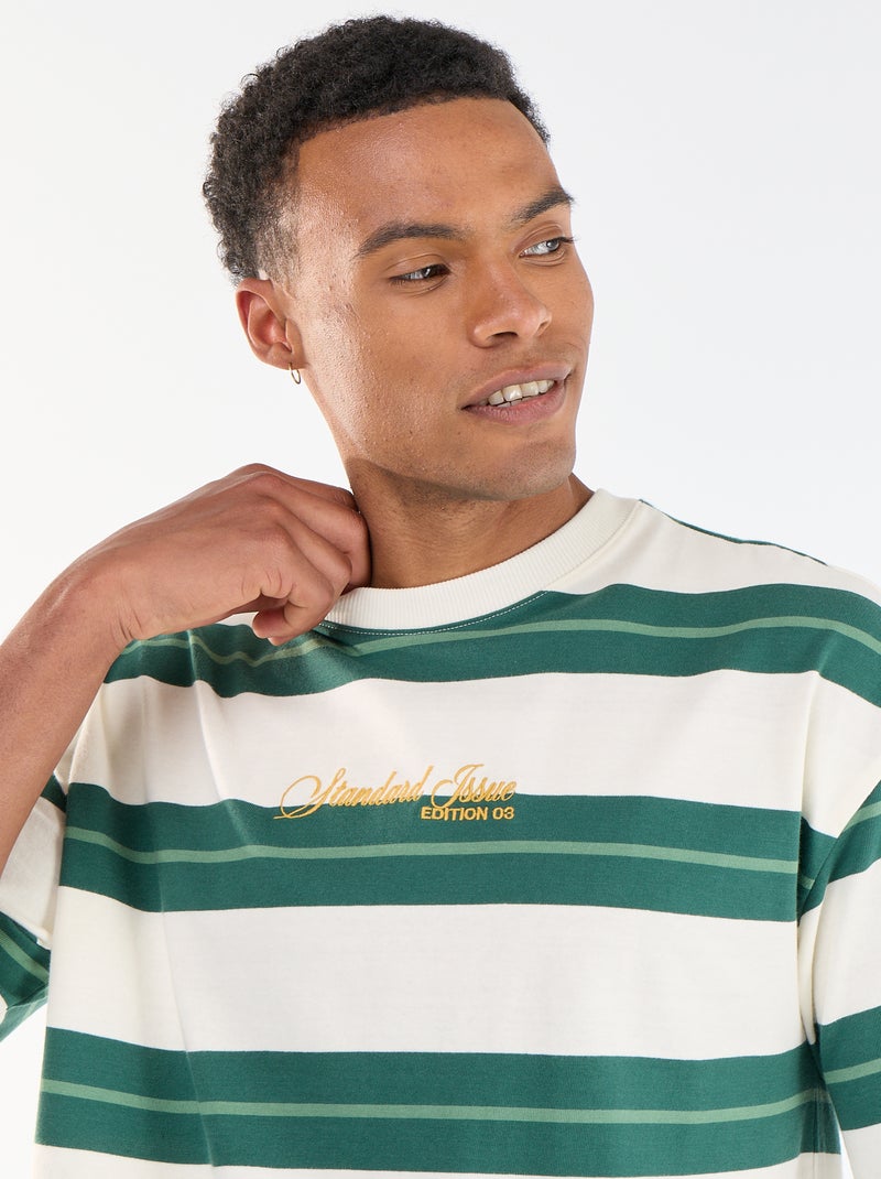 T-shirt de manga curta às riscas Verde - Kiabi