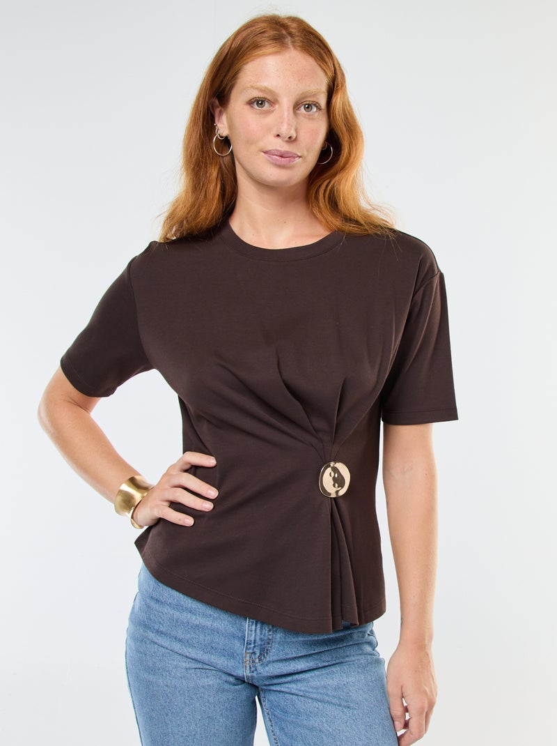 T-shirt de manga curta com bijuteria fantasia frontal com efeito torcido Castanho - Kiabi