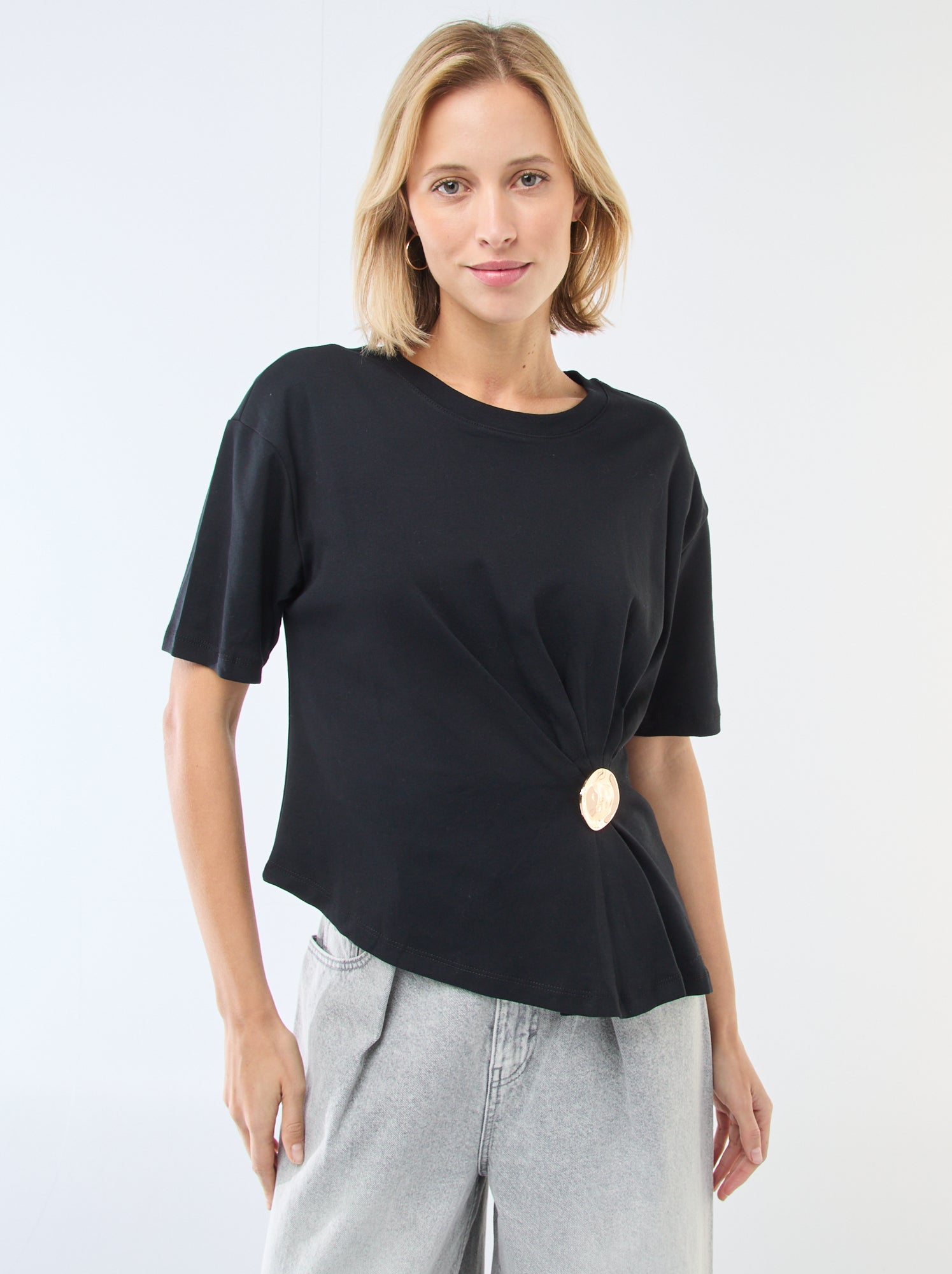 T-shirt de manga curta com bijuteria fantasia frontal com efeito torcido