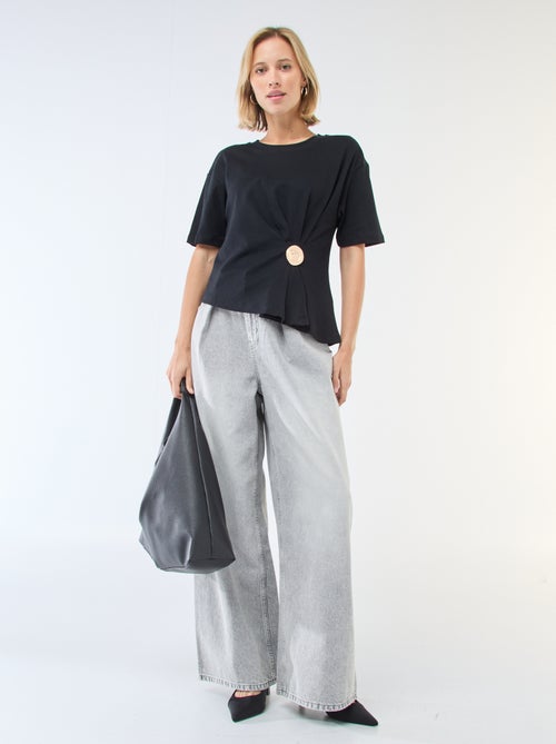 T-shirt de manga curta com bijuteria fantasia frontal com efeito torcido - Kiabi