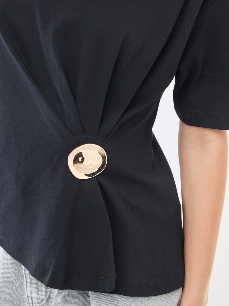 T-shirt de manga curta com bijuteria fantasia frontal com efeito torcido Preto - Kiabi