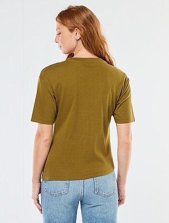 T-shirt de manga curta com bijuteria fantasia frontal com efeito torcido