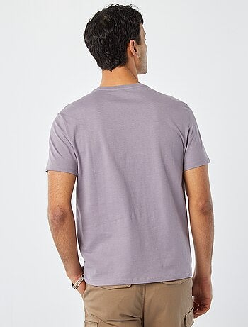 T-shirt de manga curta com bolso frontal e bordado