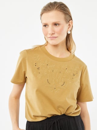 T-shirt de manga curta com bordado de fantasia